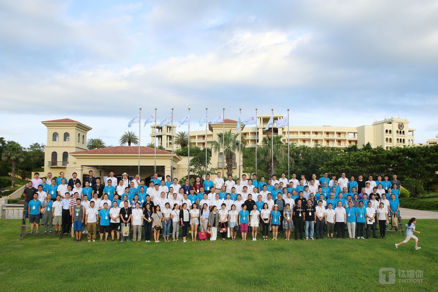 她拒绝了我。海南三亚，中国价值峰会，小女孩在合影时突然从人群中跑开，她说拒绝由我来拍摄有她出现的任何照片。