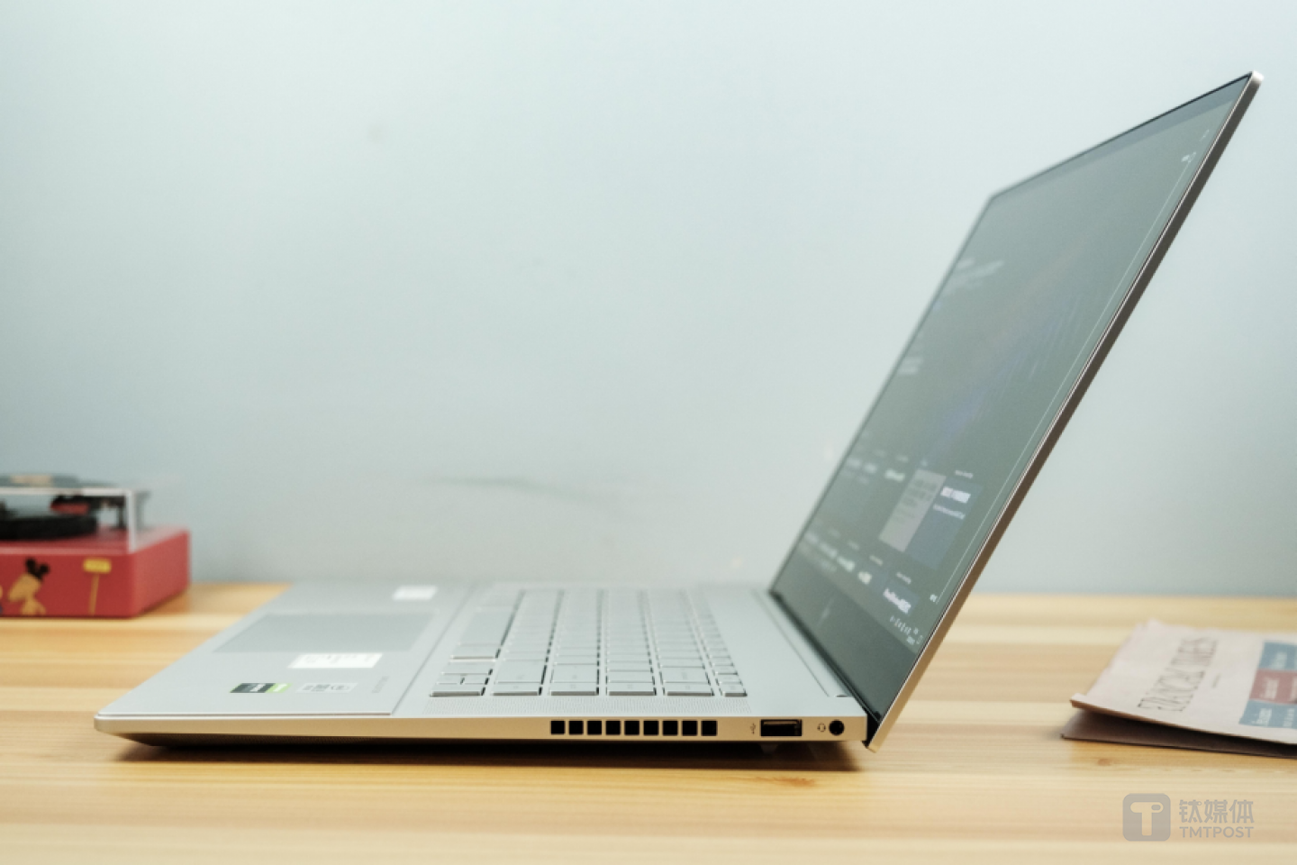 &zwnj;ENVY 15右侧接口