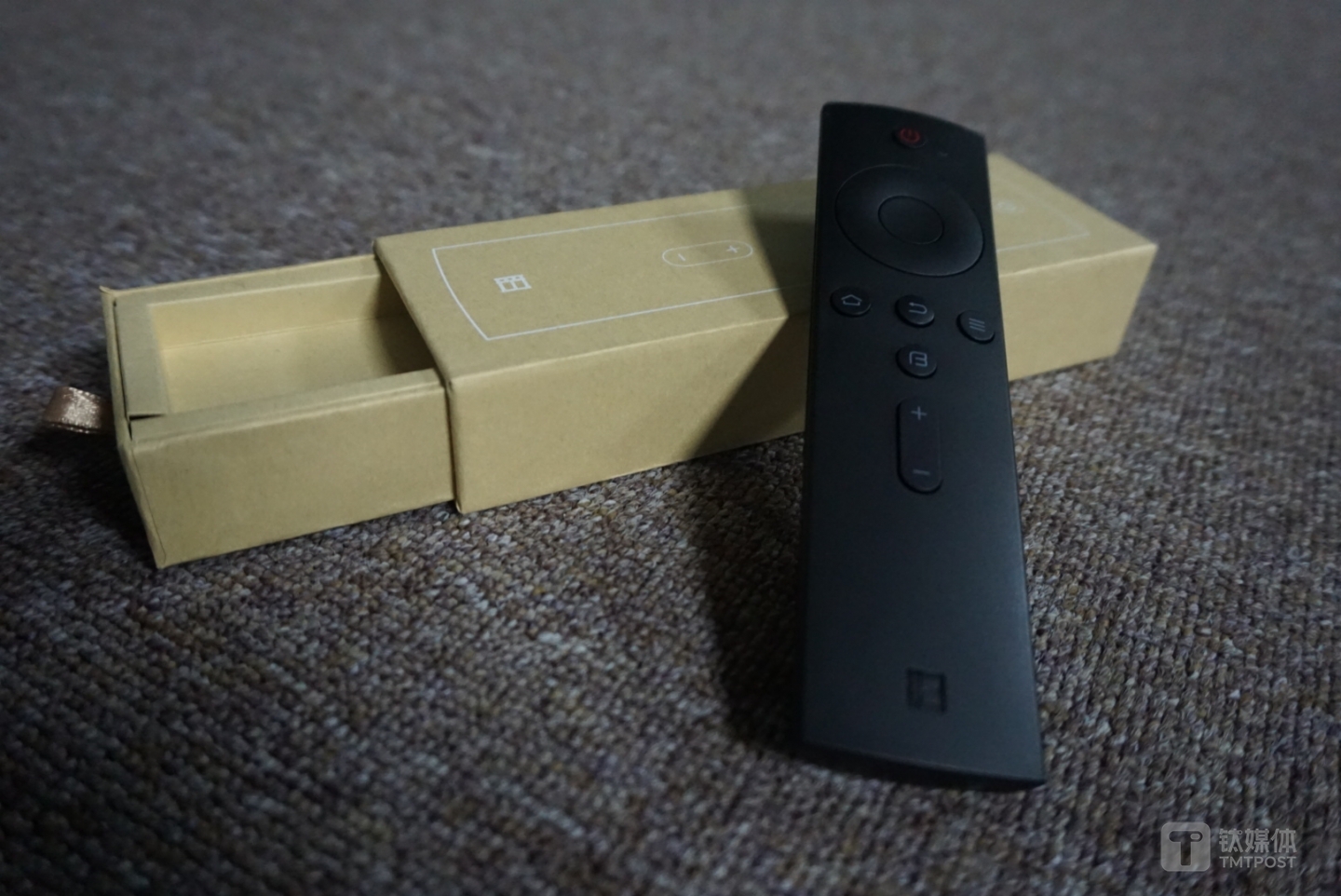 电视的遥控器为黑色长条状，边角设计较为平滑，握感非常好，没有那么多复杂的更加适合初次接触智能电视的新手。暴风为这台超体电视创造了一个“biu键”，默认快速进入影视频道，也可设置成信源和观看历史，能够按用户的需求自行设置。