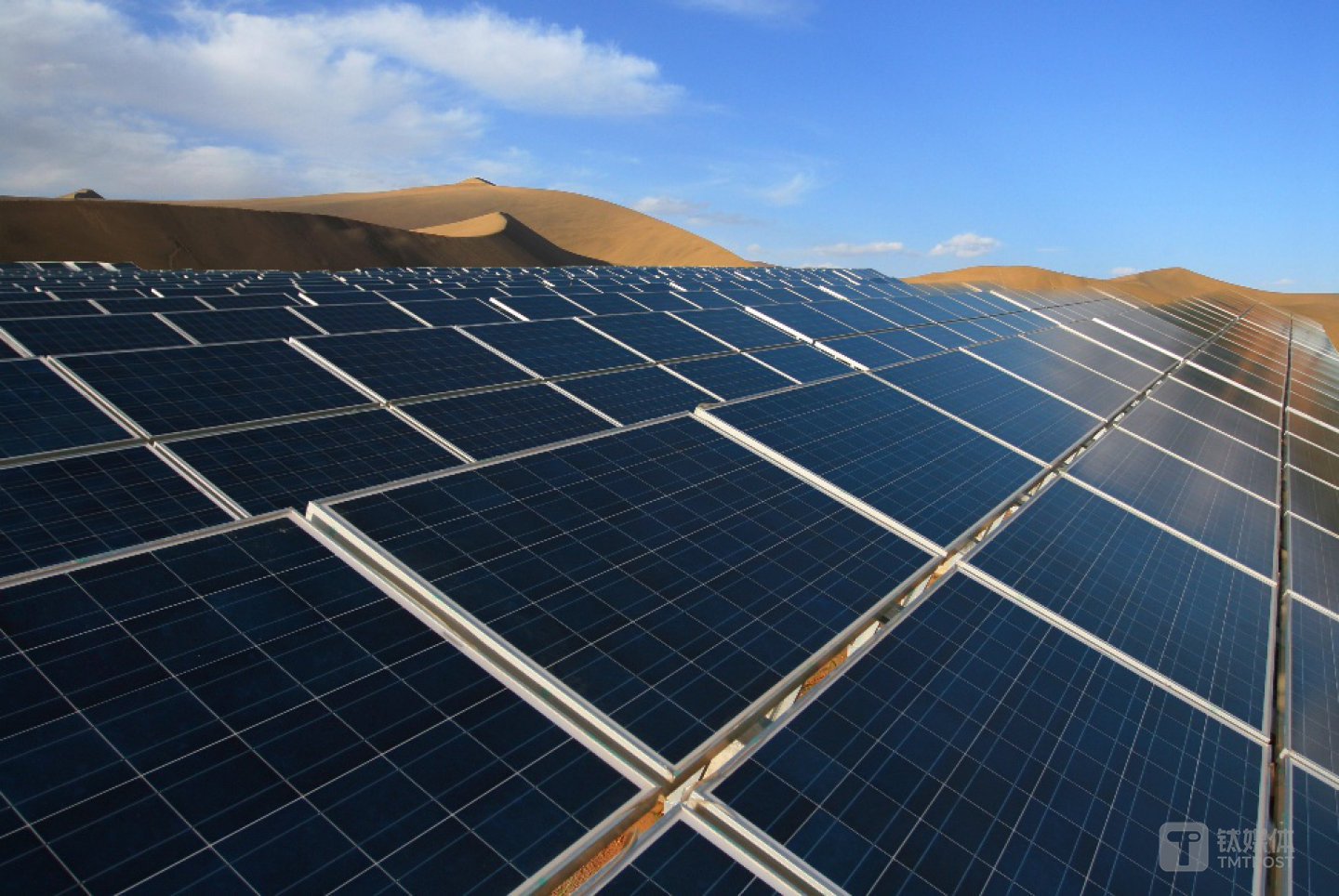 比亚迪太阳能板在沙漠铺开