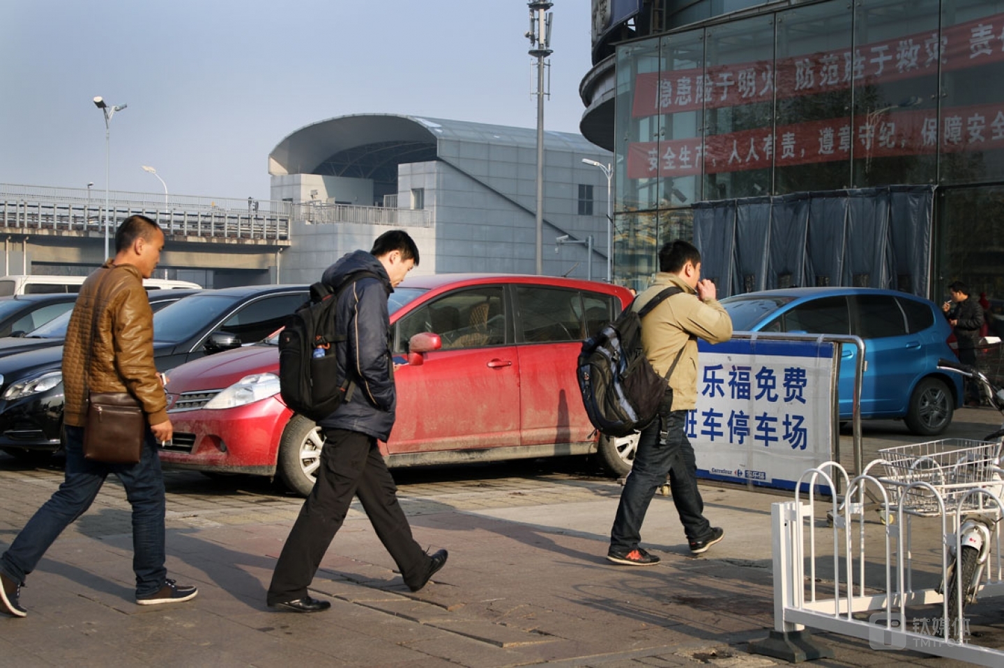 离开后，他们在微信群里接到新单，坐了将1小时地铁到了通州一家大型超市，还跟之前双桥的APP一样，扫码下载注册送洗衣液。逛超市的人大多是中老年，所以难免费口舌。&ldquo;你们这是什么？&rdquo;&ldquo;你知道58同城吗，这个跟58一样也是分类信息&rdquo;&ldquo;不知道&rdquo;这样的对话不断出现。很多人则直接把手机递过来，让杨杰操作，再直接拿走礼品。杨杰常常会跳出来看这些事，他为这些做APP的公司感到惋惜，&ldquo;那些人连用手机上网都困难，一点概念都没有，怎么可能成为你的用户，这样的转化率，连5%都达不到，数据是真实的，但是是无效的。&rdquo;一下午，杨杰和两个伙伴扫了150个，2块钱一个，一共300块钱。