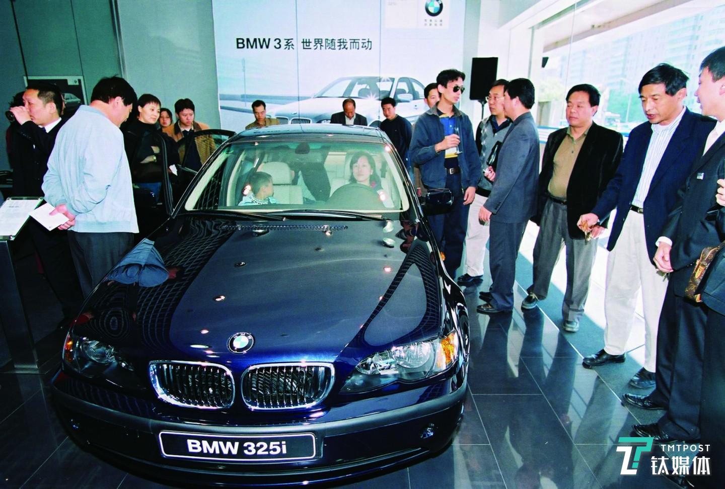 2003年10月华晨宝马推出首款车型BMW 325i