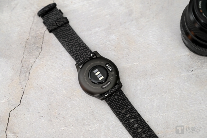 背面心率传感器与充电口