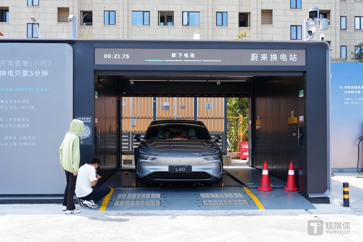 乐道L60在蔚来换电站