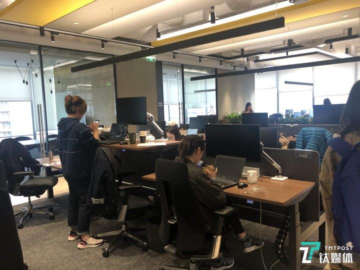 站着办公的员工们