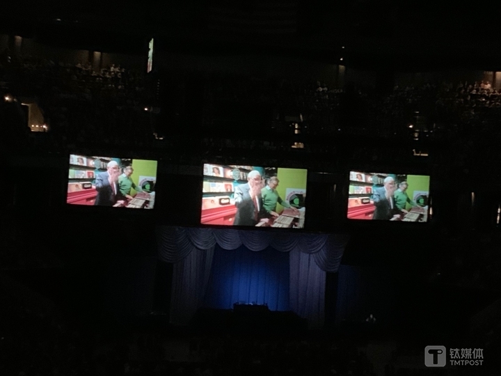 巴菲特向盖茨赠送唱片的暖场视频画面