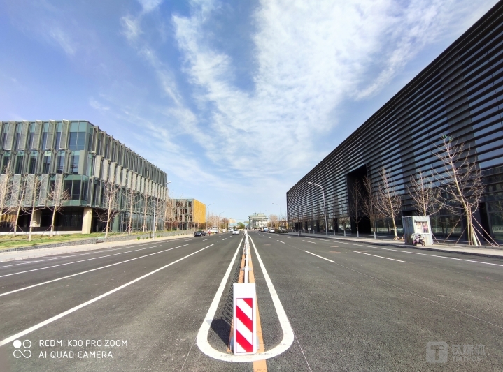 更多样张 焦距：2.13mm 光圈：f/2.4 快门：1/800 ISO：51