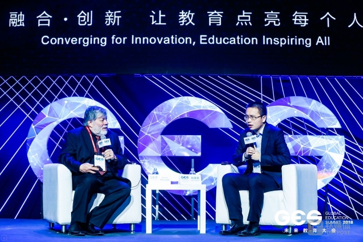 好未来教育集团联合创始人兼COO刘亚超（右）与苹果公司联合创始人Steve Wozniak（左）展开主题对话