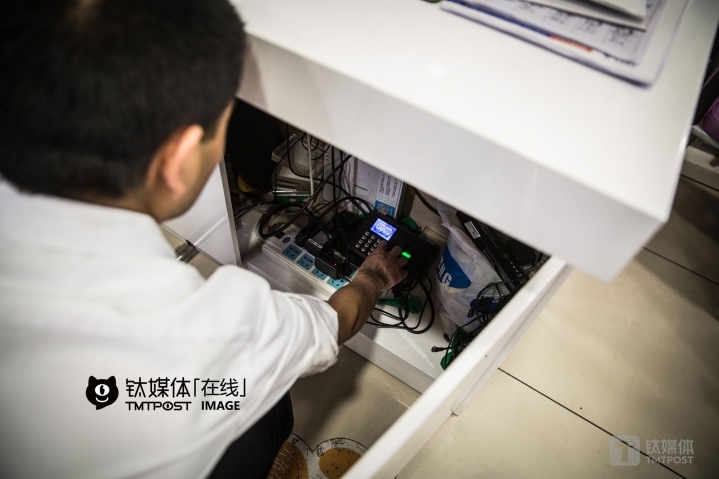 收拾好柜台上的展示机，打扫完卫生，22:00，打卡下班。杨威在手机零售行业从业超过10年，他认为线上带来的冲击虽然不小，但也不是没有空间：“现在厂商对价格的控制基本都比较严格，现在线上线下价格基本都一样，很透明，相比线下，电商运营的成本也不低，除了一些在网上买东西买习惯了的人不来线下店，还是有很多人在线下买的，毕竟在店里你能体验到真机，不会存在一些网店货不对图的现象，另外线下购买售后的服务也更有保障。”