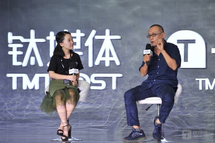 钛媒体创始人、CEO赵何娟、中国著名当代艺术家、雕塑家展望（右）