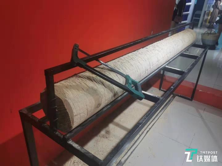 奇葩减压馆中的锯木场景