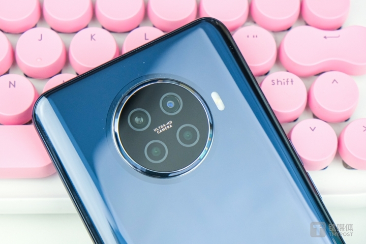 4800万主摄+800万超广角+复古肖像风格与漏光人像风格镜头