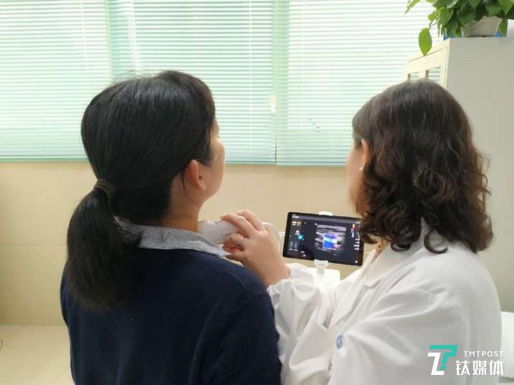 医护人员使用Lumify